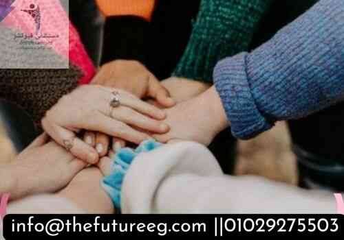 طبيبة نفسية تقدم الدعم للمرضى داخل أفضل مركز لعلاج إدمان السيدات في مصر.