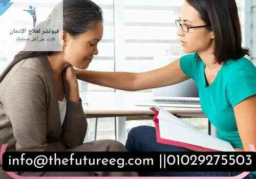جسة علاج نفسي فردي تدعم متعافية داخل أفضل مركز لعلاج ادمان السيدات.