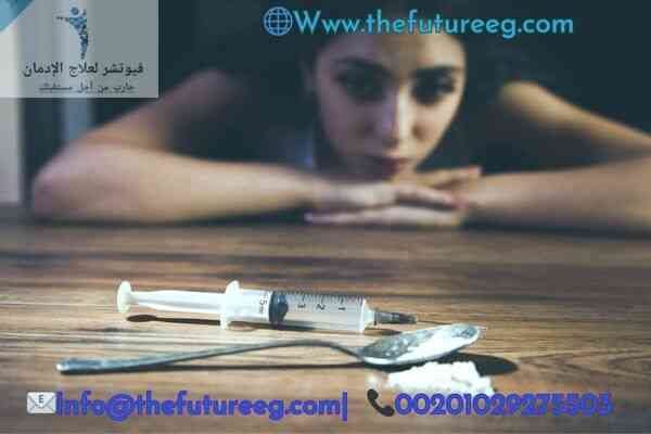 امرأة متعافية تستعيد ثقتها بنفسها بعد العلاج في مركز إدمان هيروين للسيدات.