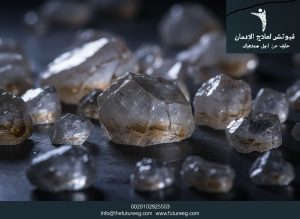 شكل مادة الشبو الحقيقي، يظهر على هيئة بلورات شفافة أو شبه شفافة تشبه الزجاج المكسور أو الملح الخشن، مع بريق واضح وسطح صلب وحاد، ورائحة كيميائية قوية تميزها عن النسخ المغشوشة.