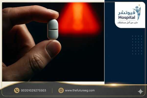 صورة تعبيرية طبية تظهر يداً تحذر من تناول أقراص دوائية عشوائية مجهولة كمحاولة شائعة للبحث عن حبة تبطل مفعول الايس في المنزل.